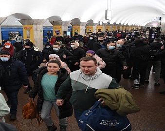 أوكرانيون في إحدى محطات المترو بعد الهجوم الروسي (أ ف ب)